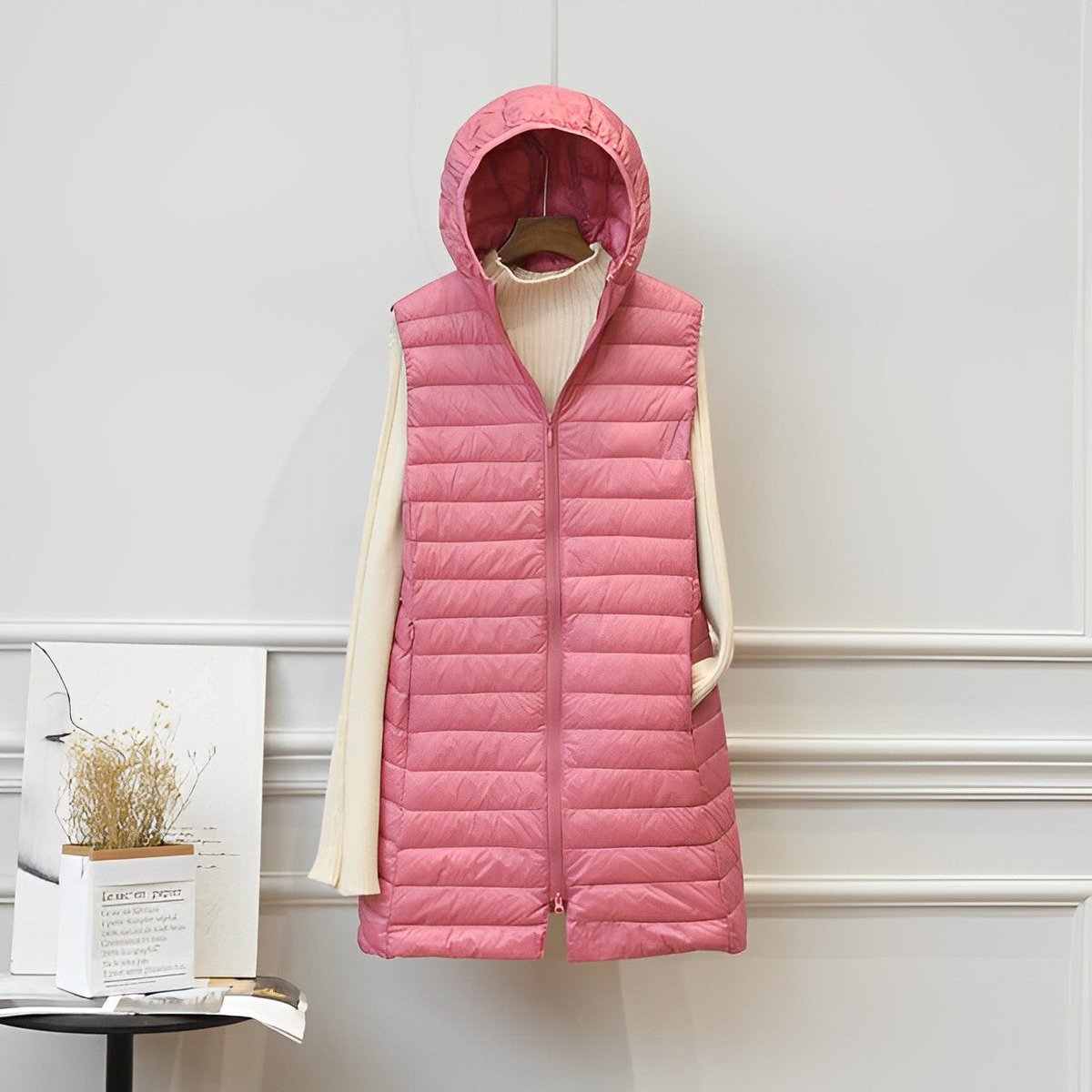 Gilet matelassé pour femme avec capuche et fermeture zippée sur le devant