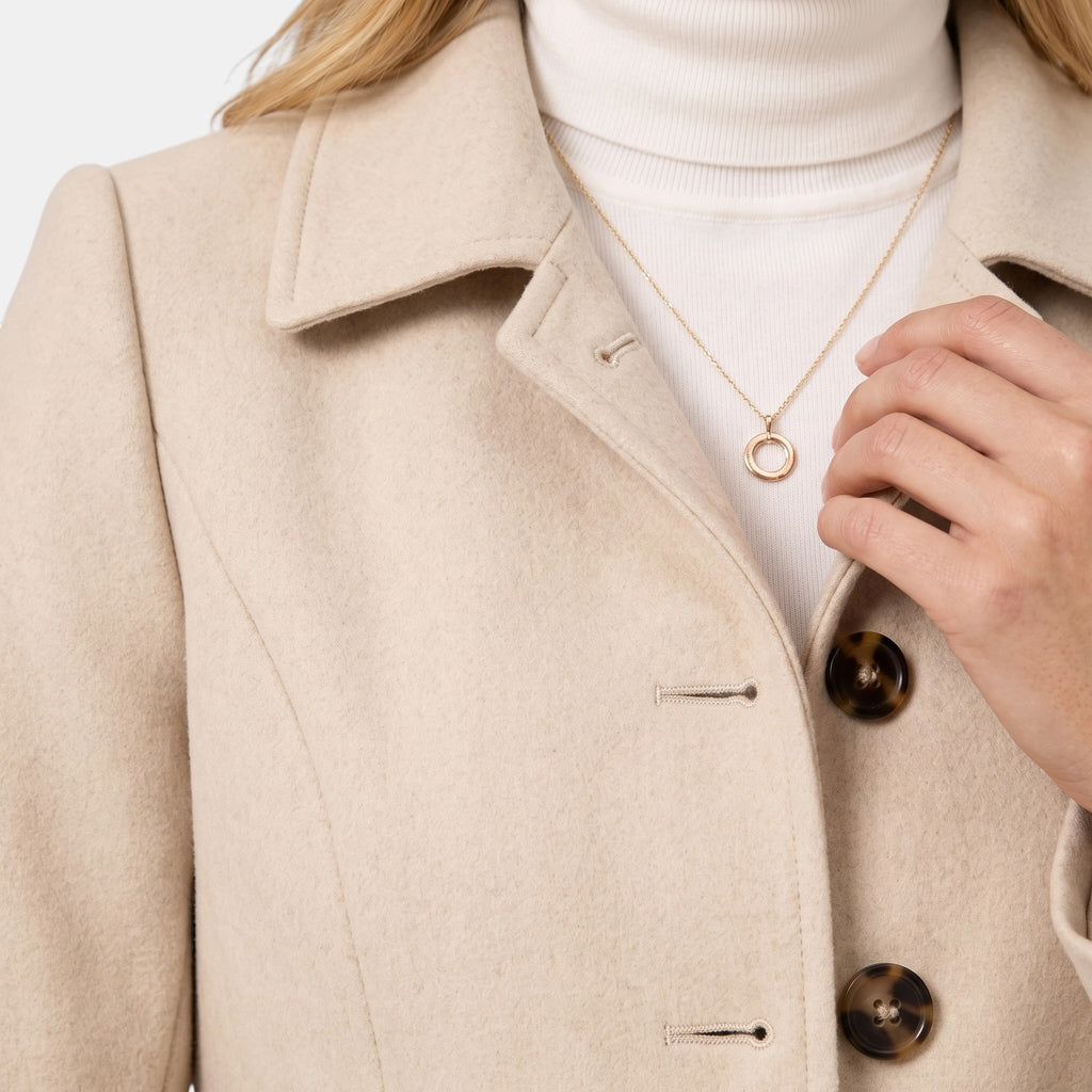 Manteau ceinturé pour femme avec fermeture boutonnée et col à revers