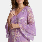 Robe courte pour femme avec encolure en V et manches évasées