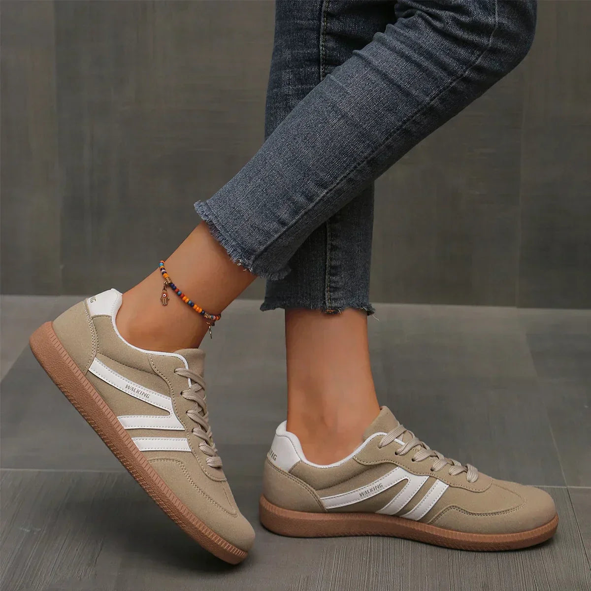 Baskets pour femmes avec laçage et bandes contrastantes