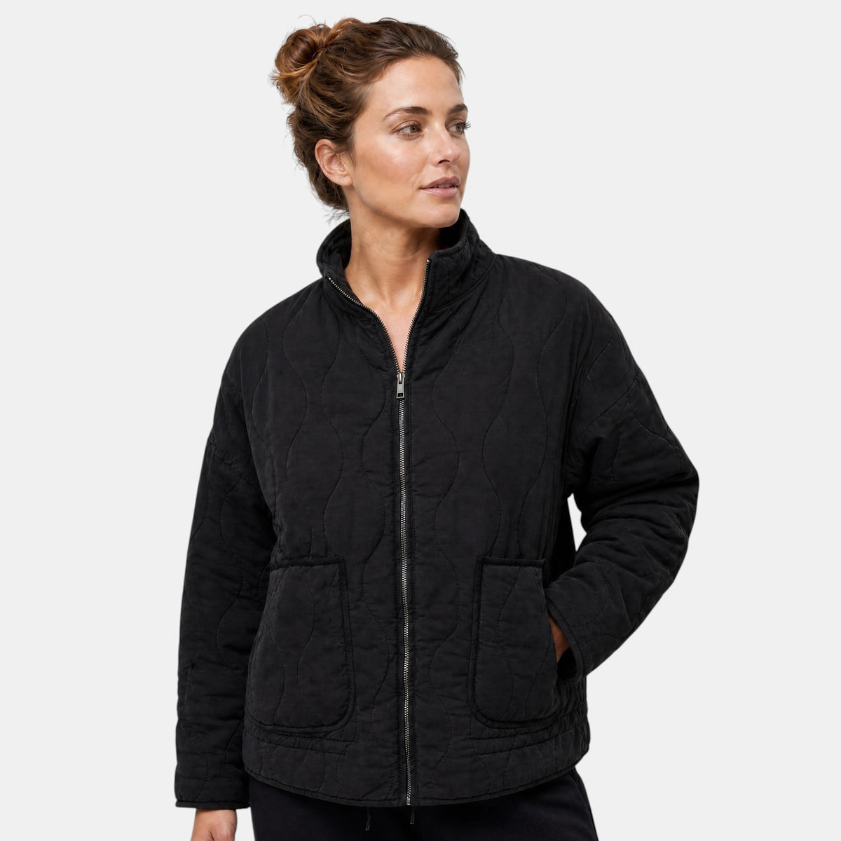 Veste bomber matelassée pour femme avec fermeture éclair sur le devant et poches plaquées