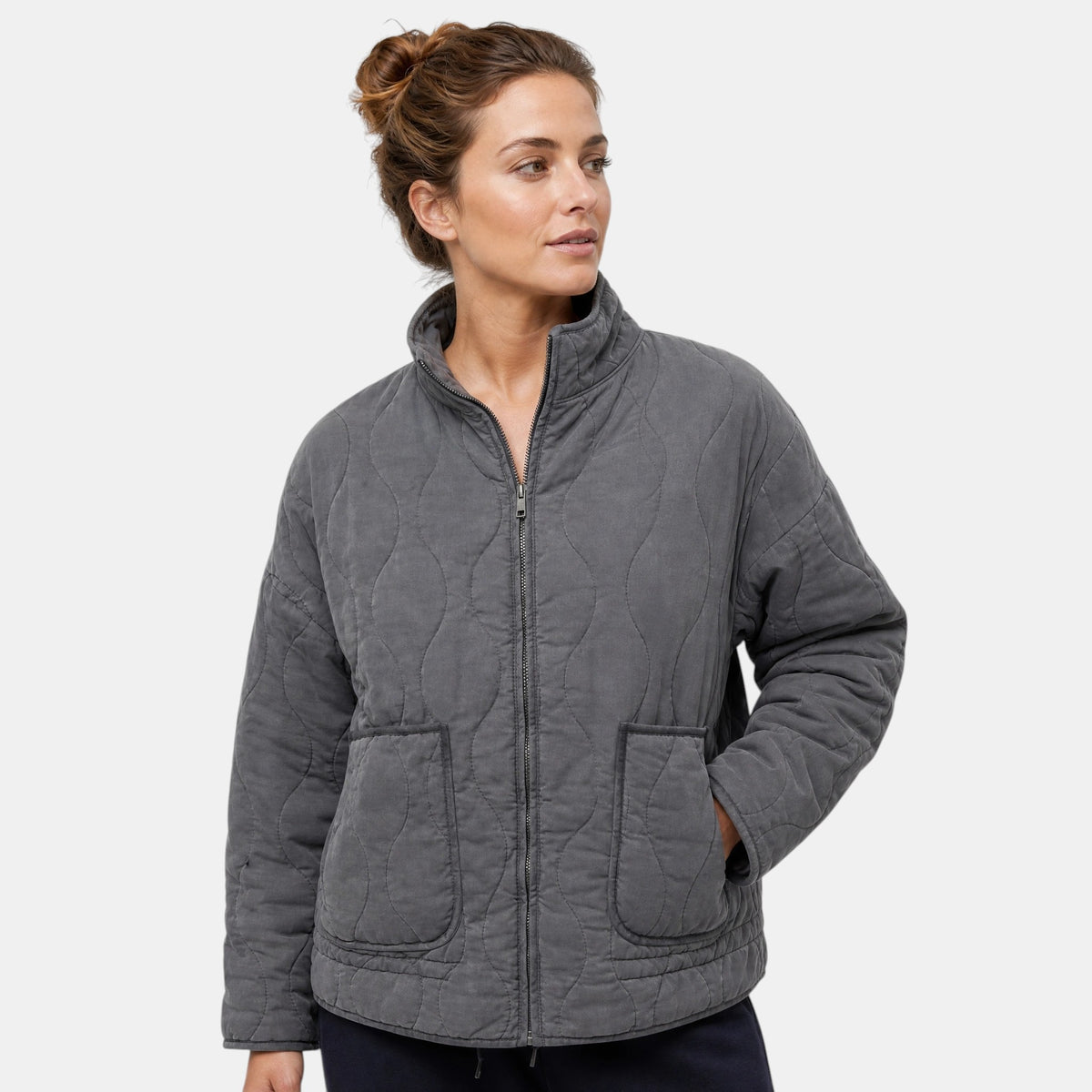 Veste bomber matelassée pour femme avec fermeture éclair sur le devant et poches plaquées