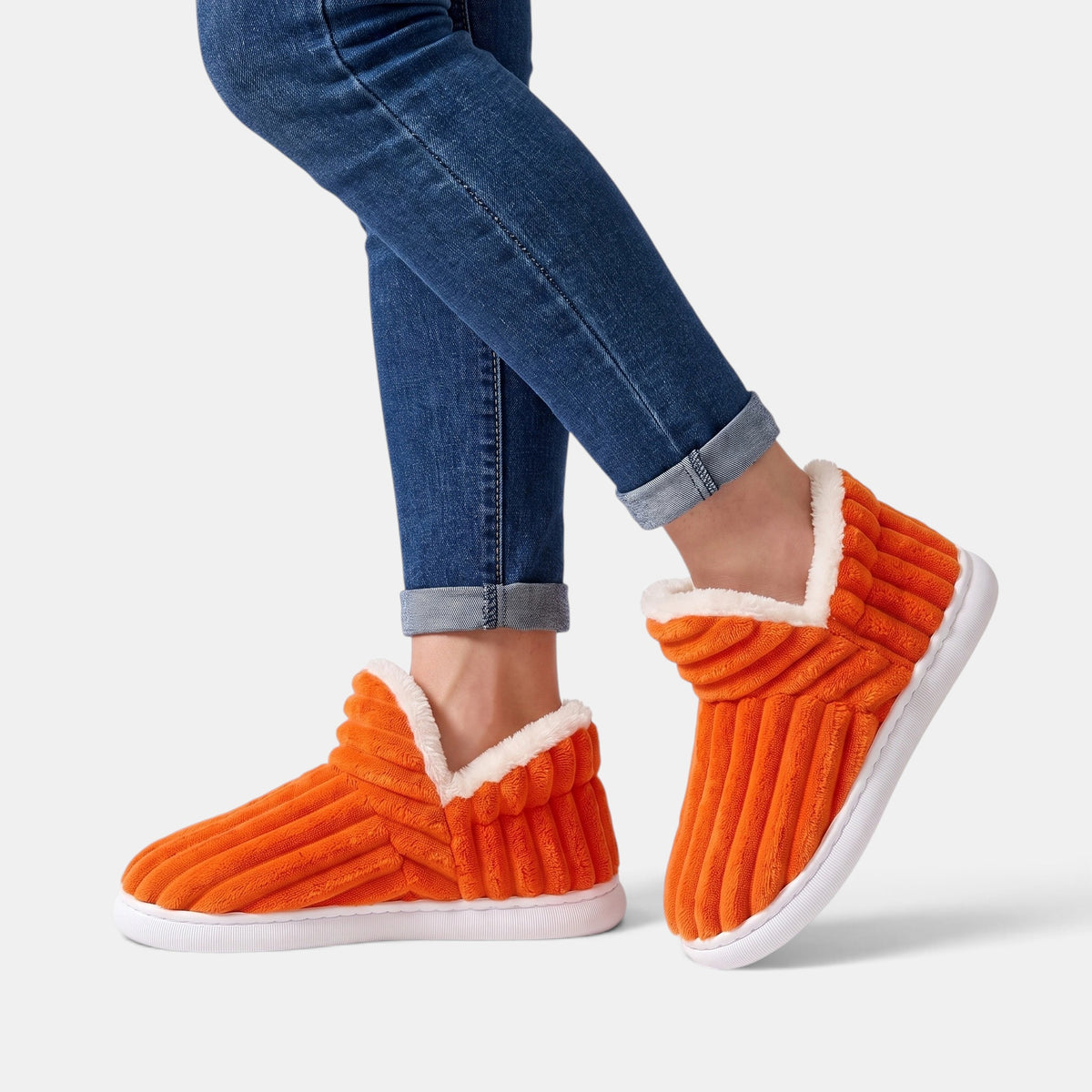 Chaussons pour femmes à bout fermé et semelle compensée