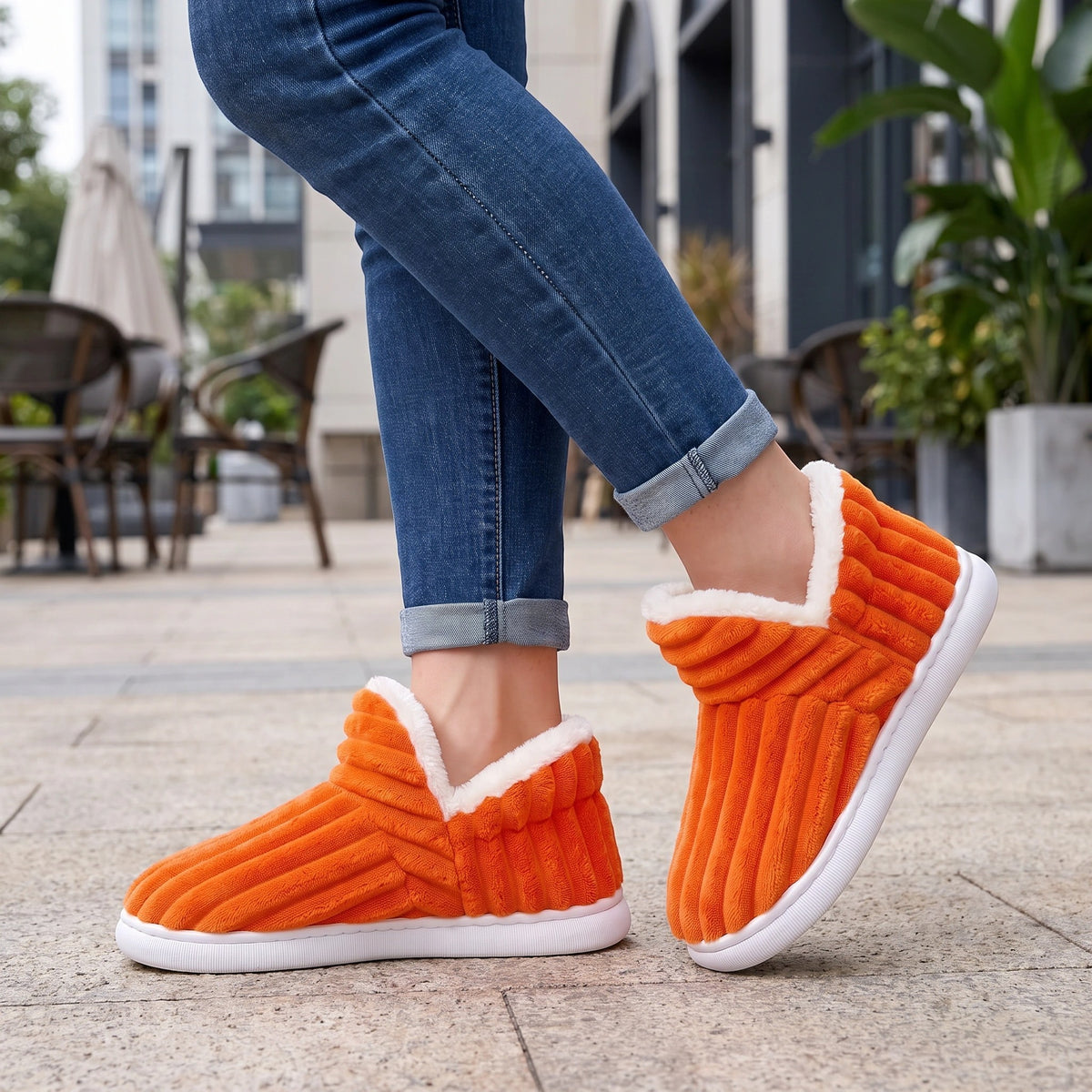 Chaussons pour femmes à bout fermé et semelle compensée