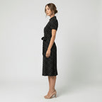 Robe midi portefeuille pour femmes à col en V, lien à nouer à la taille et poches, pour un style sans effort
