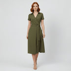 Robe midi portefeuille pour femmes à col en V, lien à nouer à la taille et poches, pour un style sans effort