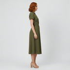 Robe midi portefeuille pour femmes à col en V, lien à nouer à la taille et poches, pour un style sans effort